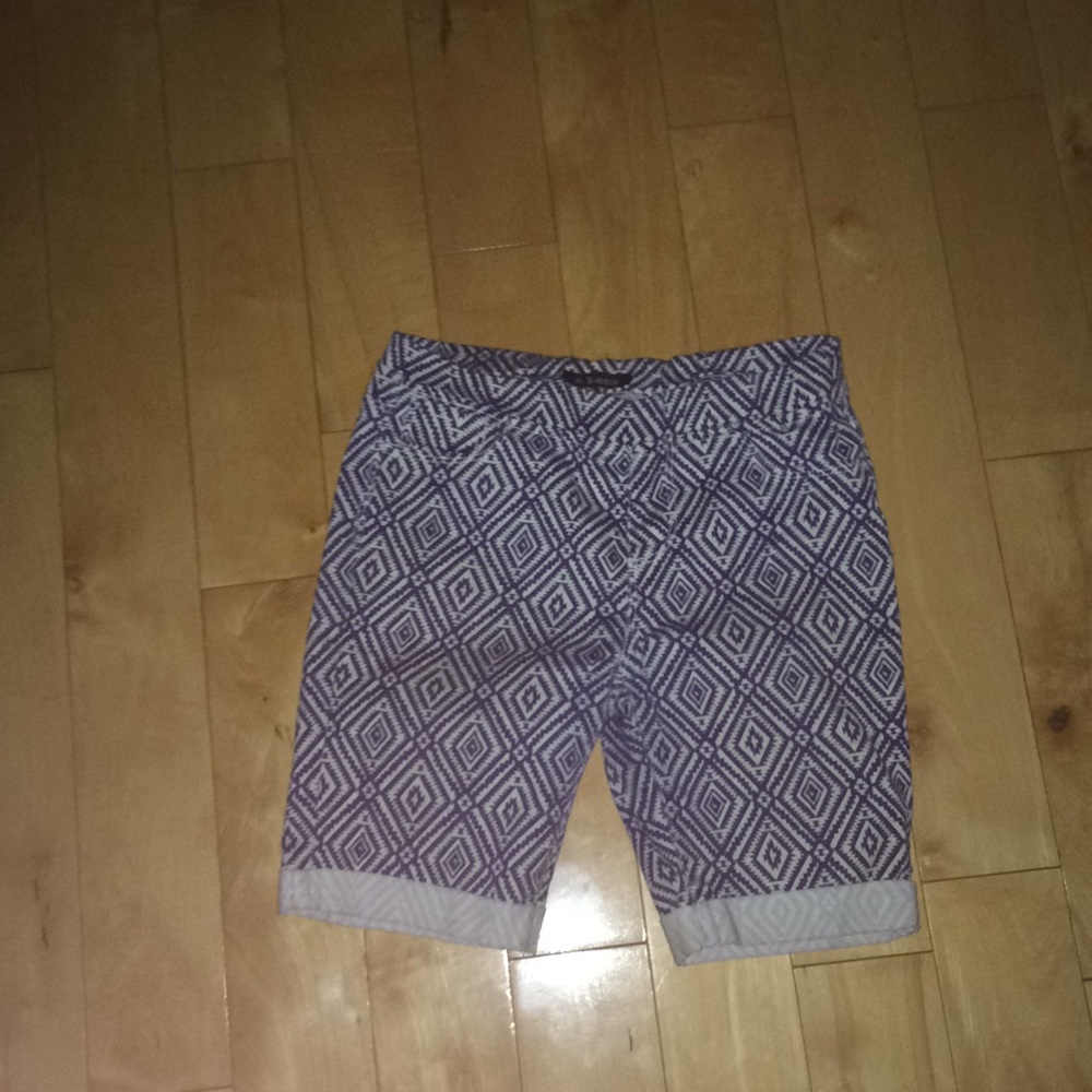 Blue and white triangle print shorts